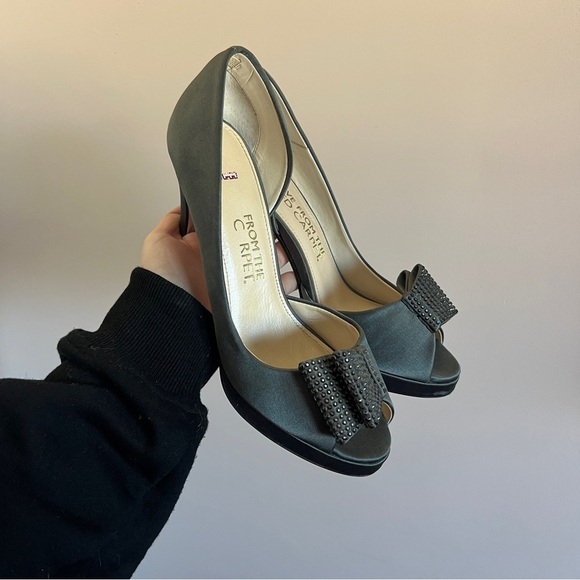 E Live From the Red Carpet Gray Jewel Bow Heels – Size 8 Elegant Pumps - Picture 2 of 9